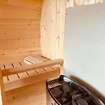 Avec & Sauna, Evasion فيلة